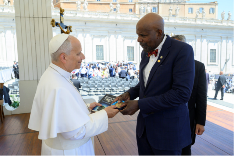 Dr. Laurencin awarding the Pope