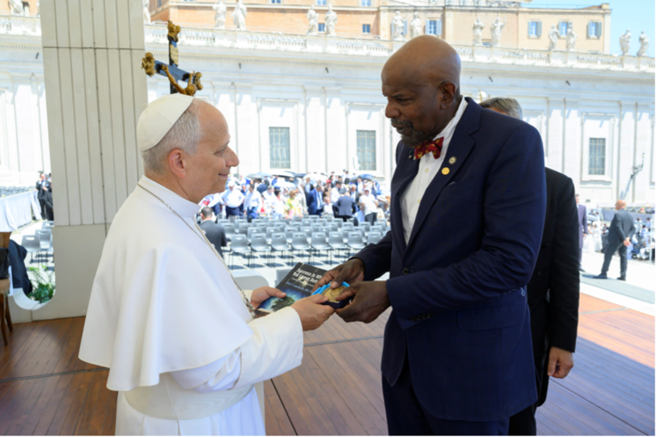 Dr. Laurencin awarding the Pope
